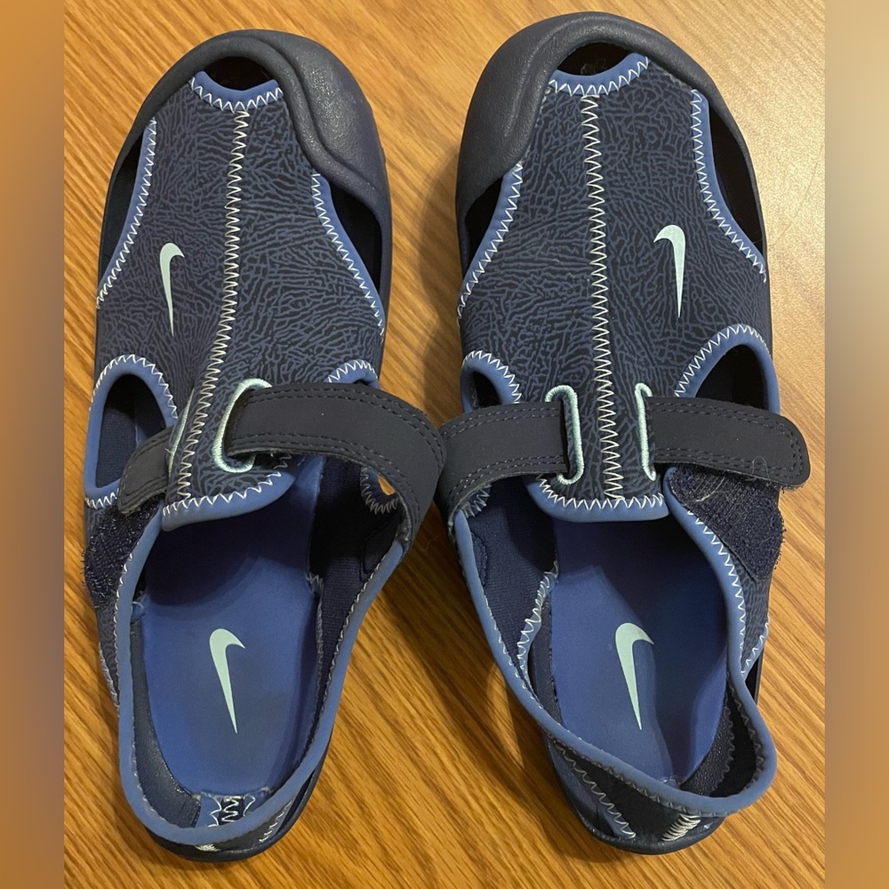 Boys Nike water shoes. Size 3Y.